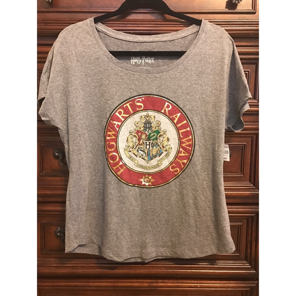 NWT Harry Potter Hogwarts shirt, Size M
